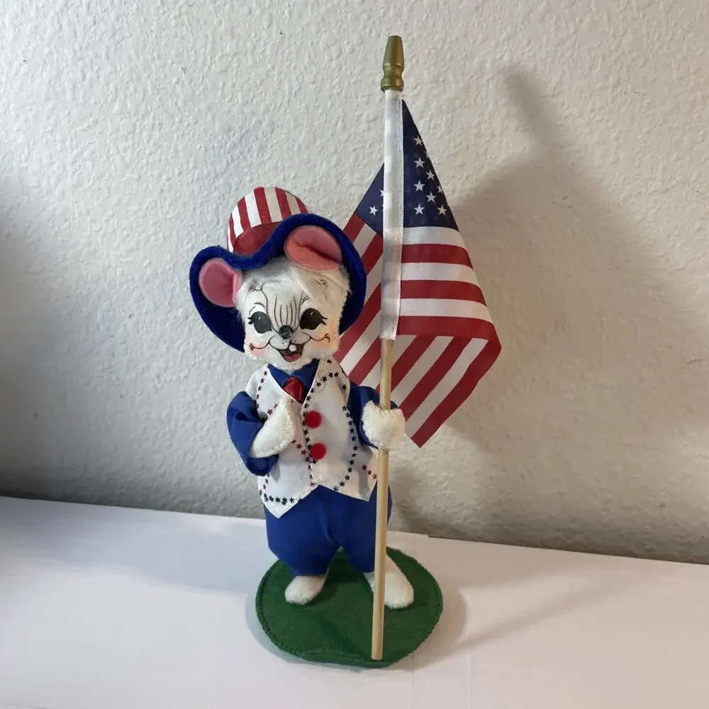 ANNALEE 7 3/4 INCH PATRIOTIC MOUSE WITH FLAG PREOWNED